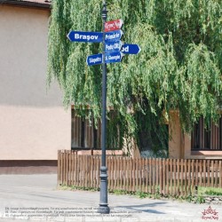 Gusseisen Wegweiser, Werbeschild, Richtungsanzeiger auf Mast VILLA-INDICO-7